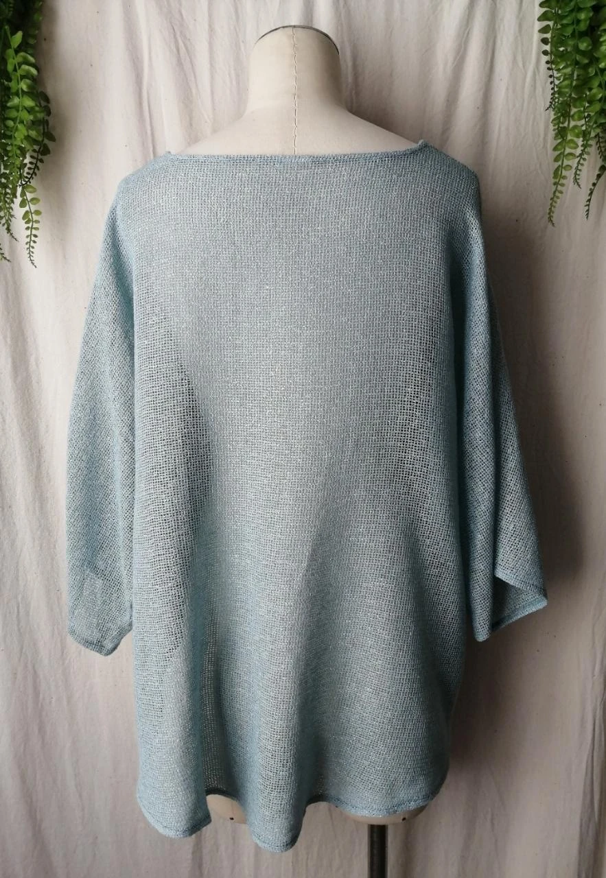 Lichte opengewerkte trui met asymmetrische en oversized pasvorm in ijsblauw – photo 3
